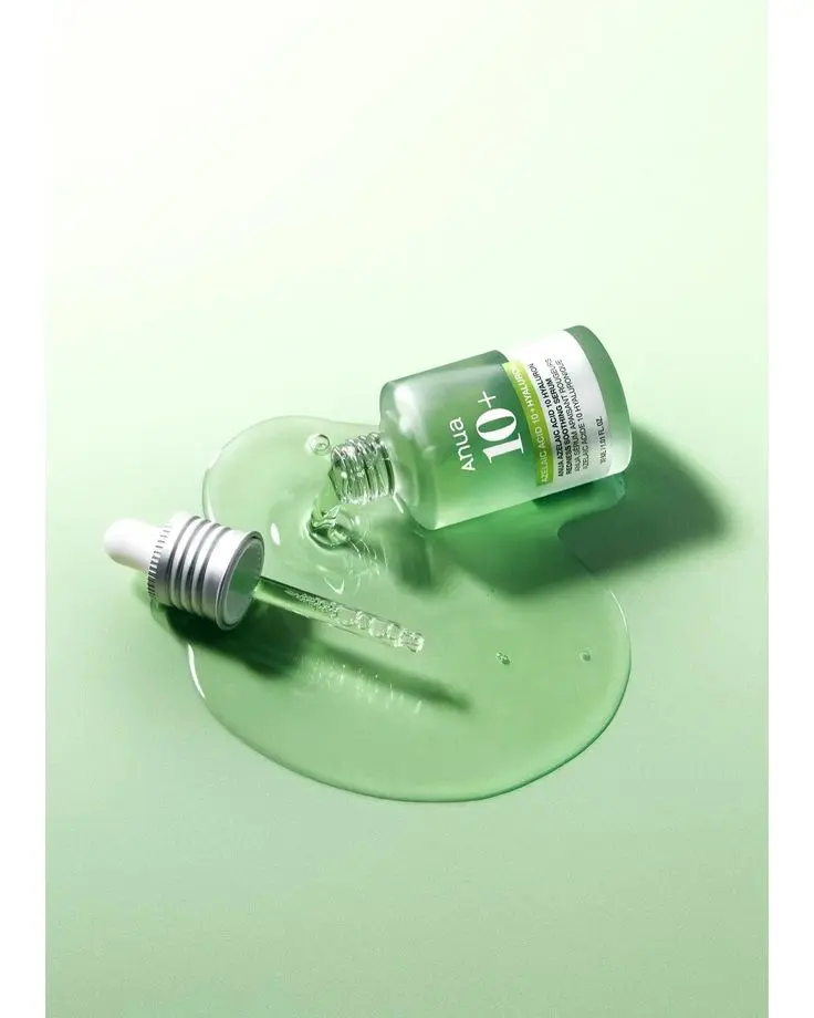 anua 10% aqua azelaic acid soothing serum for acne-prone skin displayed on a green background.